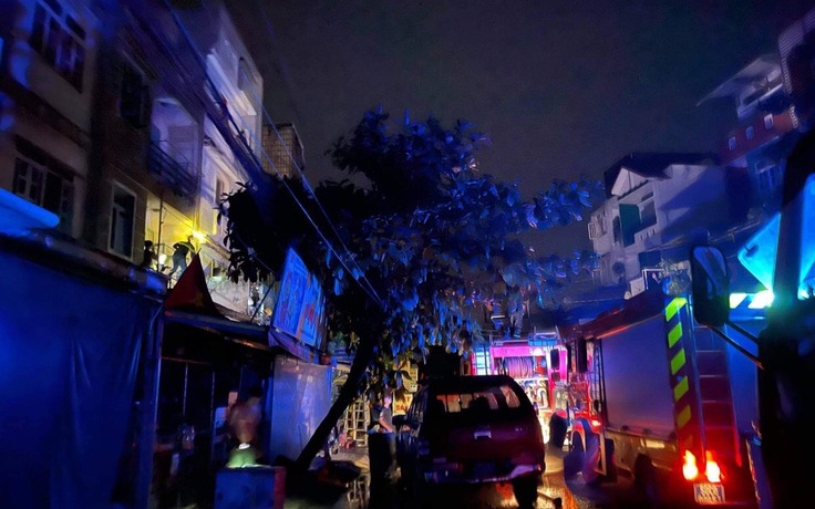 TP.HCM: Giải cứu 4 người mắc kẹt trong căn nhà bị cháy do chập điện