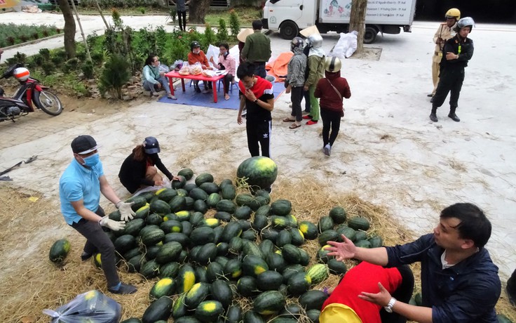Người trẻ Huế 'giải cứu' dưa hấu Tây nguyên: 28 tấn bán hết vèo trong buổi sáng