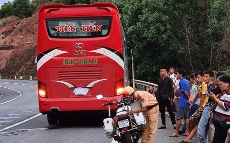 Một hành khách đứt lìa cánh tay sau vụ ô tô khách va ô tô đầu kéo