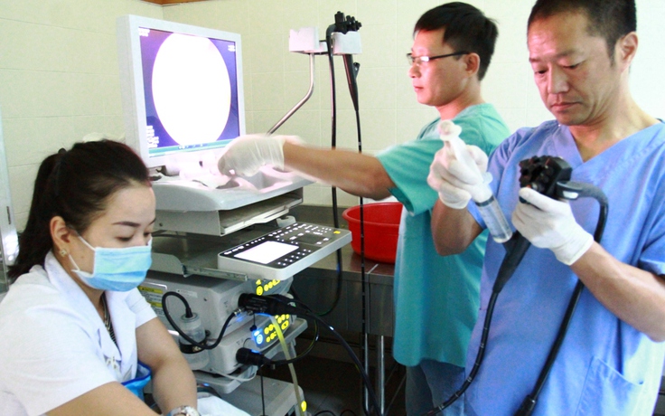 Bác sĩ Nhật giúp cắt bỏ khối ung thư sớm cứu bệnh nhân Việt