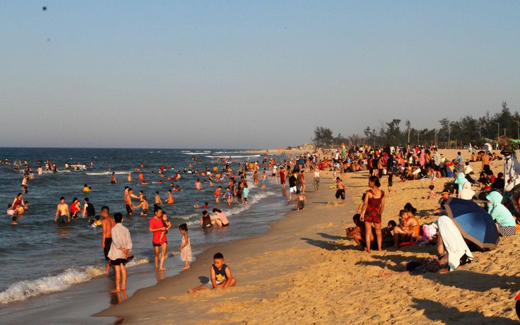 Biển Thừa Thiên - Huế tái diễn cảnh đông vạn người bất chấp dịch Covid-19