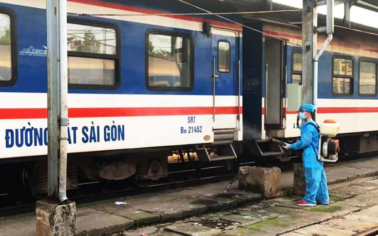 Phun thuốc khử trùng toa tàu, phòng virus Corona trước khi đón khách ở ga Sài Gòn