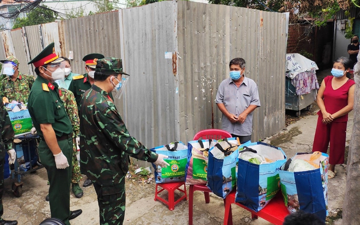 Quân đội trao hàng trăm phần quà cho người dân TP.HCM trong chiều mưa