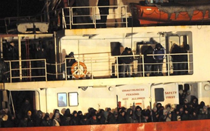 Tàu chở 900 người suýt gặp nạn ở Ý