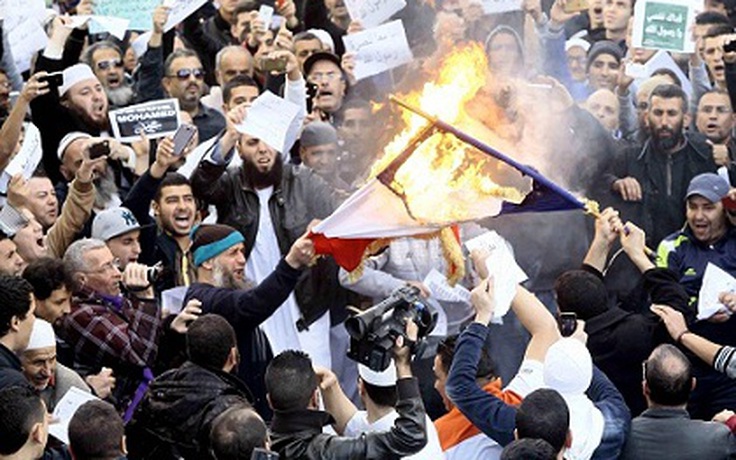 Biểu tình bạo lực phản đối 'Charlie Hebdo' bùng phát