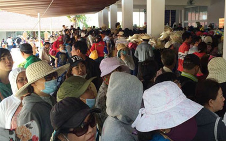 Hàng ngàn người chen nhau lên cáp treo viếng chùa Bà Đen
