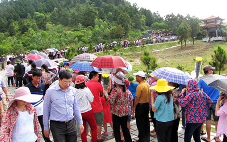 Hàng ngàn người viếng mộ Đại tướng Võ Nguyên Giáp