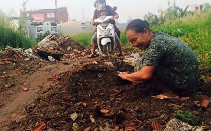 Sau mưa to Sài Gòn, bà cụ 65 tuổi tự tay san đường cho dân đi