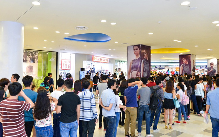 Penshoppe thu hút hàng trăm bạn trẻ xếp hàng mua sắm trong ngày đầu khai trương