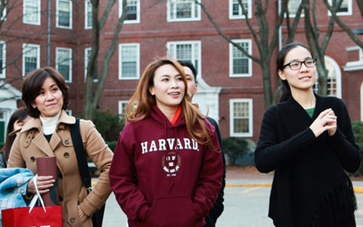 Mỹ Tâm hào hứng tham quan trường Harvard