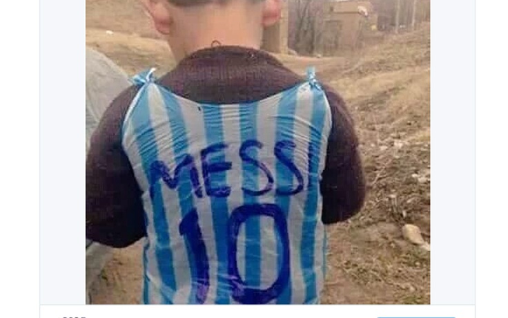Cậu bé mặc áo Messi bằng ni lông gây sốt mạng