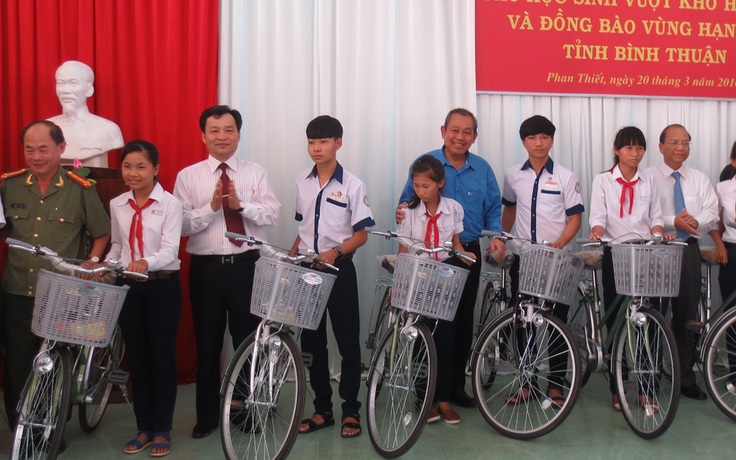 Chánh án TAND Tối cao Trương Hòa Bình trao xe đạp cho học sinh vùng hạn hán