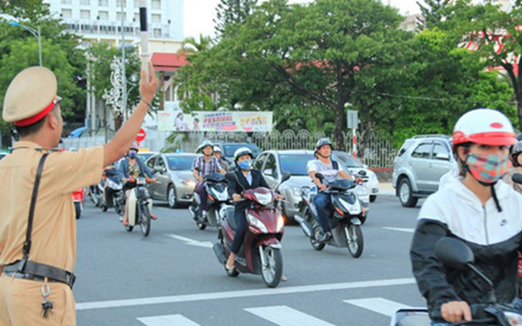 CSGT Đà Nẵng bắt người vi phạm...'chép phạt' giữa đường