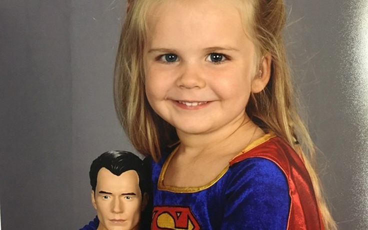 Cô bé 3 tuổi nổi tiếng vì mặc đồ siêu nhân đến trường
