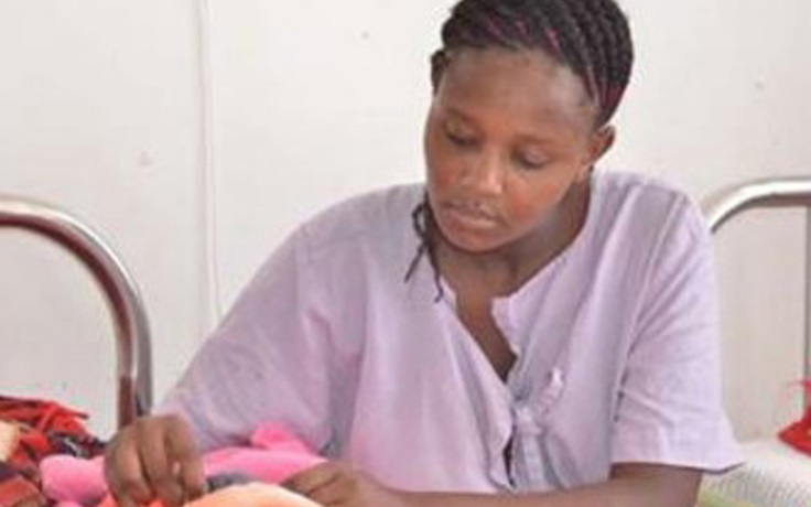 Nữ sinh Kenya 'thi tốt nghiệp' trong bệnh viện sau khi sinh con