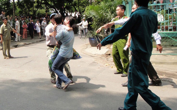 Giành chỗ bán hàng trước cổng Bệnh viện Từ Dũ, chém người dằn mặt