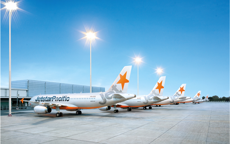 Máy bay Jetstar Pacific bị xe thang va quẹt hoạt động lại