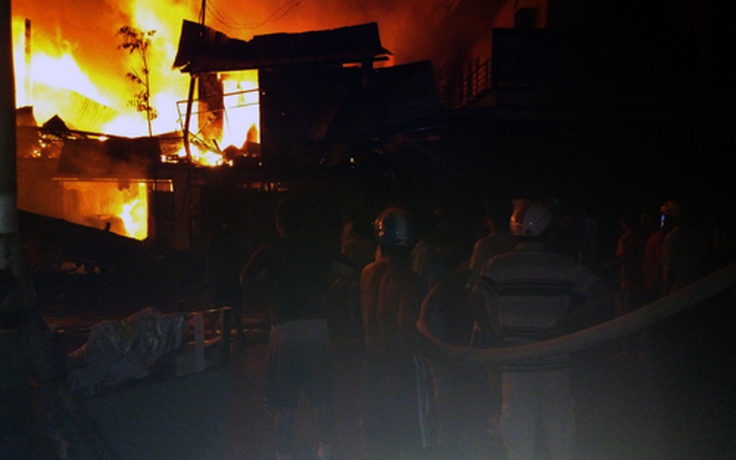 Cháy chợ thị trấn Thới Bình, 12 căn nhà bị thiêu rụi