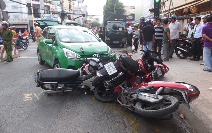 Taxi tông hàng loạt xe máy đang dừng chờ đèn đỏ