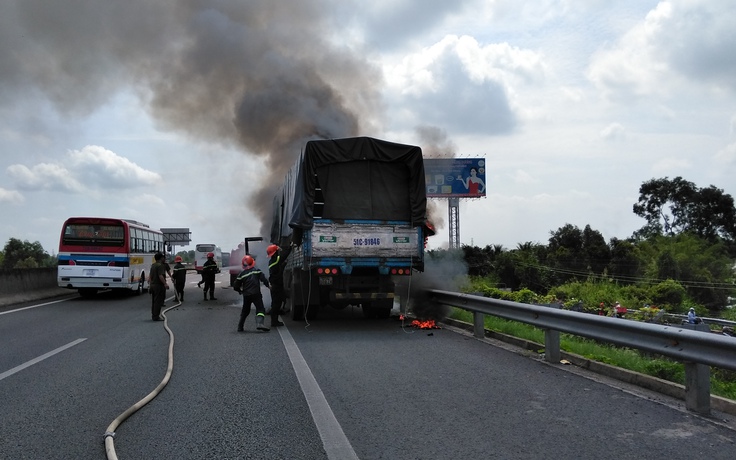 Xe tải bốc cháy khi đang lưu thông trên cao tốc TP.HCM - Trung Lương