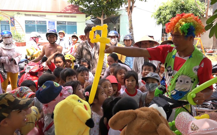 Chú hề miền Tây có tài thổi bong bóng bằng mũi, đảm đang gà trống nuôi con