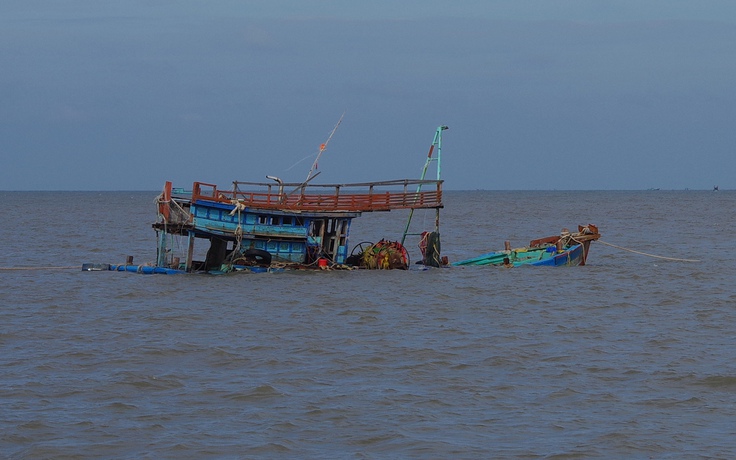 Tàu cá bị sóng biển đánh chìm, 3 thuyền viên may mắn thoát nạn