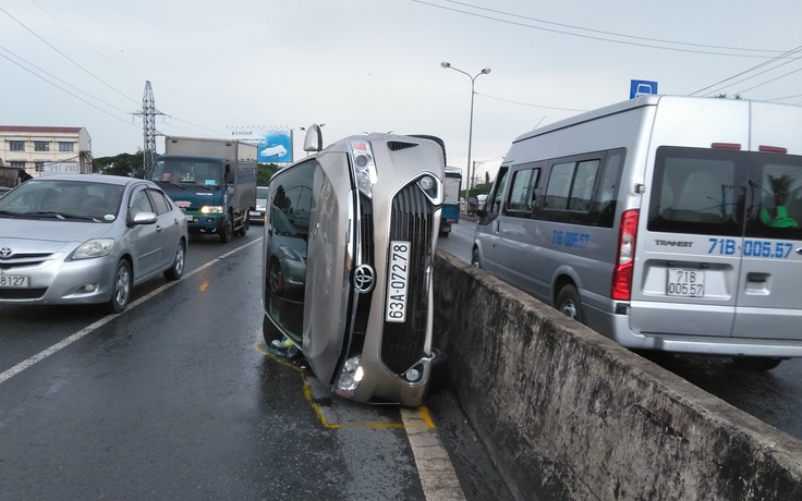 Tai nạn ở Tiền Giang: Toyota Camry leo dải phân cách, bung túi khí