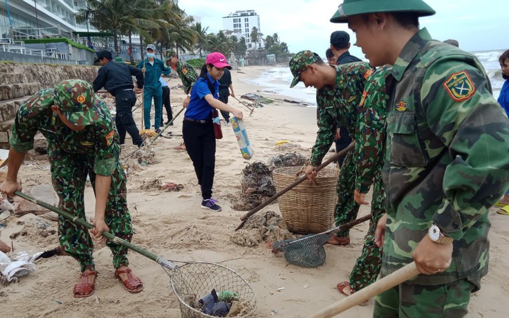 Lễ Quốc khánh 2.9: Gần 100 người dọn rác bãi biển Phú Quốc