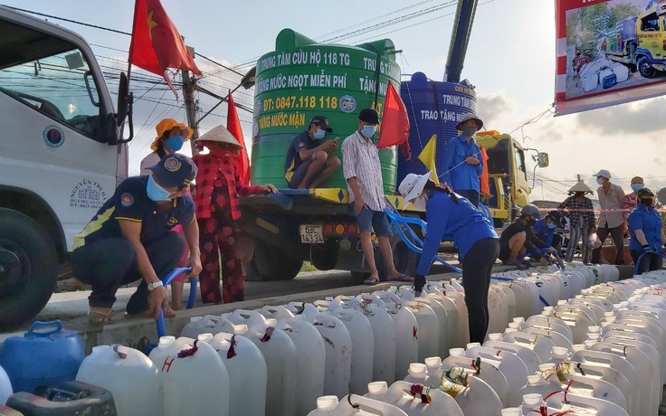 Hạn mặn miền Tây: Xe cứu hộ vượt 70km chở hàng ngàn lít nước ngọt cho bà con
