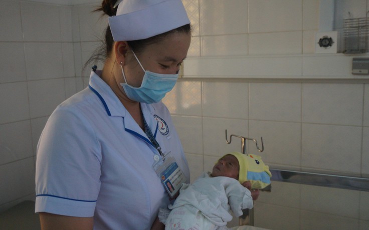 Bé gái sinh non 700 gram bị bỏ rơi ở bệnh viện đã ổn định sức khỏe