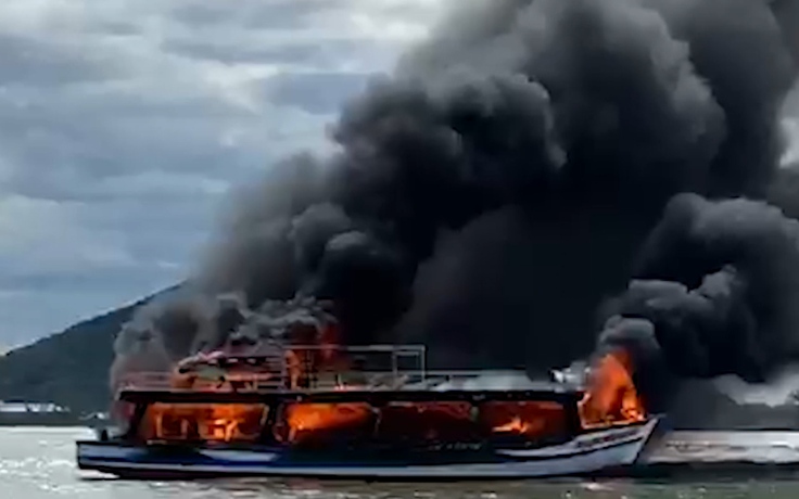 Tàu khách bốc cháy dữ dội trên biển Hà Tiên, hàng chục người may mắn thoát nạn