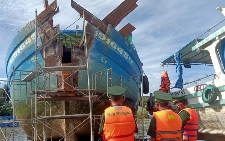 Tìm được tàu cá đâm làm nghiêng trụ điện trên biển Kiên Giang