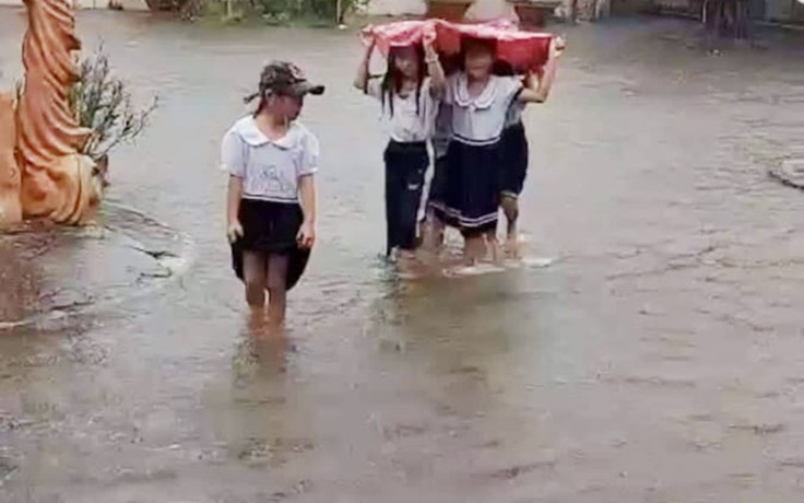 Hơn 70 trường ở Kiên Giang cho học sinh nghỉ học vì trường lớp bị ngập