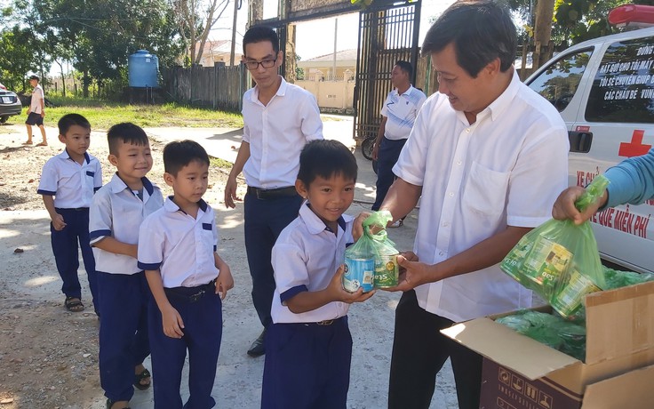 Ông Đoàn Ngọc Hải tặng sữa cho học sinh Phú Quốc, hứa tặng suất du lịch Malaysia