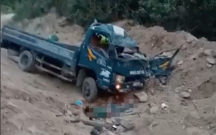 Phú Quốc: Xe tải bất ngờ lao vào vách núi ở Bãi Thơm, 1 người tử vong