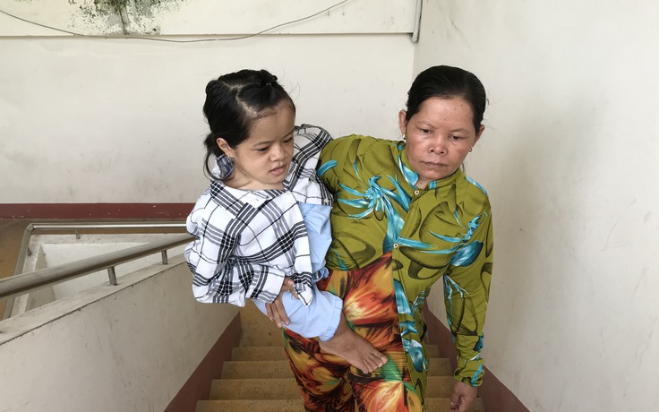 Người mẹ nghèo miền Tây 13 năm bồng con gái nhiễm chất độc da cam đến trường
