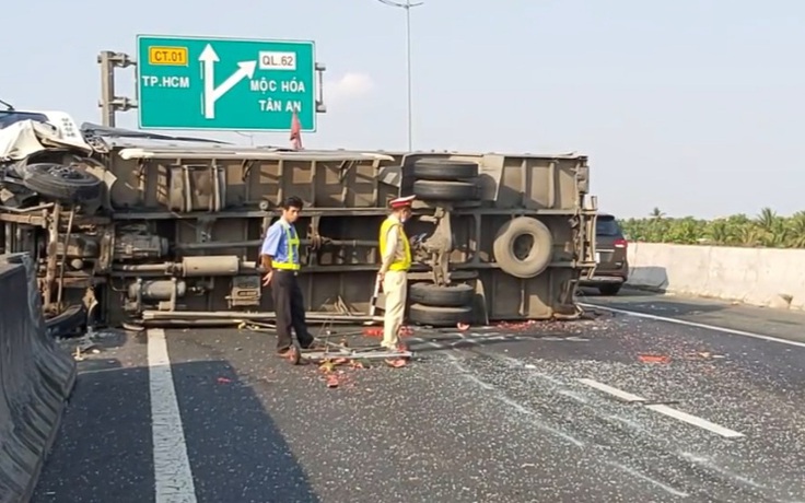 Tai nạn trên cao tốc TP.HCM - Trung Lương: Xe tải bị xe giường nằm tông lật ngang