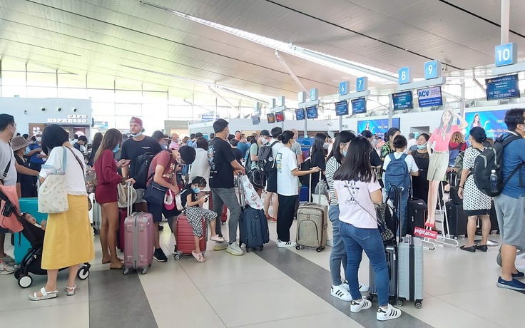 Sân bay Phú Quốc chật kín người làm thủ tục rời thành phố đảo sau kỳ nghỉ lễ