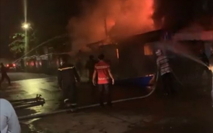 Cháy 9 ki ốt tại chợ Vĩnh Long
