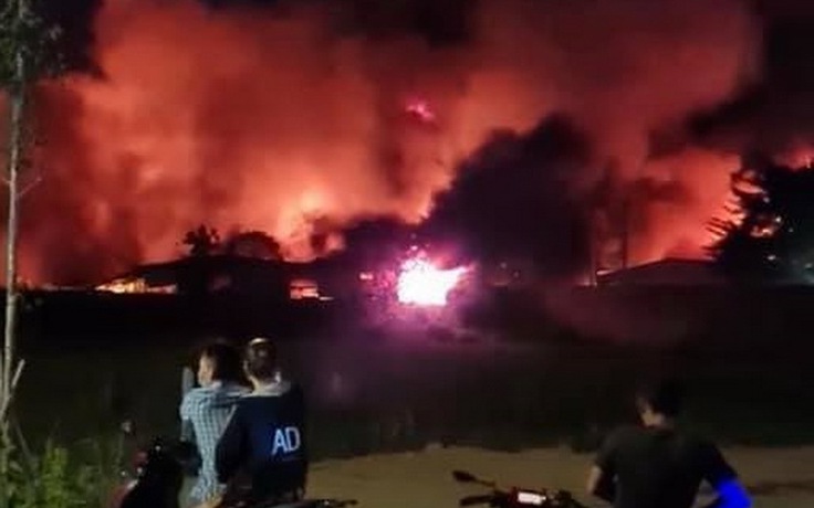Long An: Cháy lớn trong đêm tại công ty sản xuất thùng xốp, 1 người bị thương