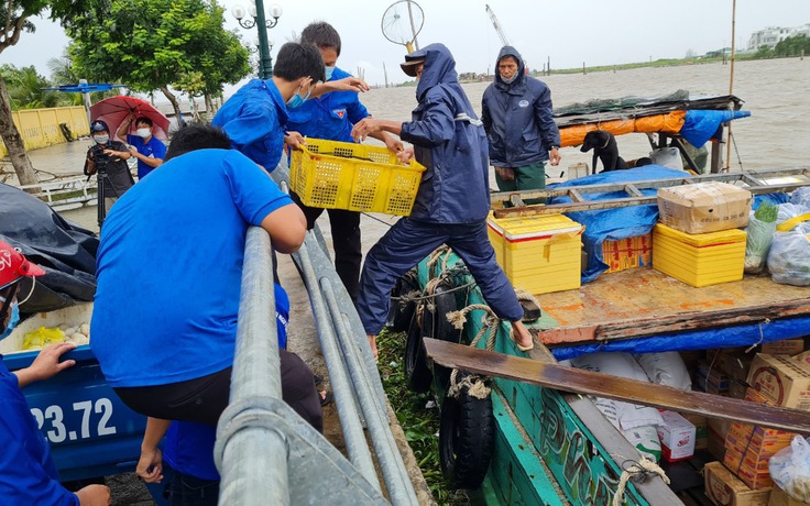 ‘Chuyến tàu nghĩa tình’ đến với bà con bị phong tỏa ở đảo Hòn Tre