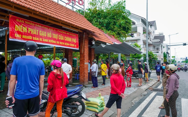 Xếp hàng nhận gạo hỗ trợ kịp thời của Chính phủ, người dân phấn khởi