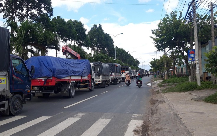 Vĩnh Long: Kẹt xe kéo dài hàng cây số tại phà Đình Khao