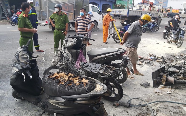Tiền Giang: Nhiều bình gas mini trên xe máy phát nổ, nhà dân ven đường gặp họa