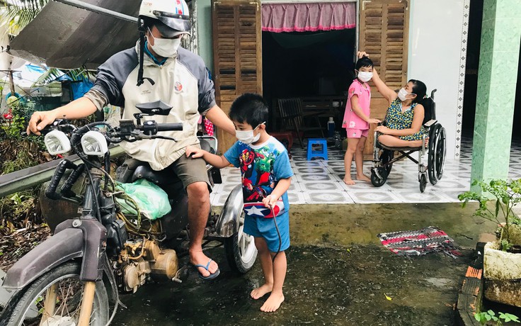 Chuyện tình đẹp của vợ chồng khuyết tật: 'Mong các con có tương lai xán lạn hơn'