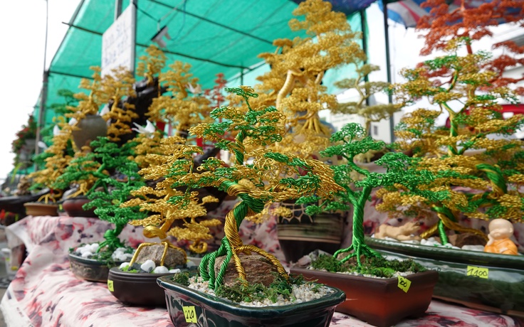 Thu nhập khấm khá mùa tết nhờ uốn dây đồng thành bonsai