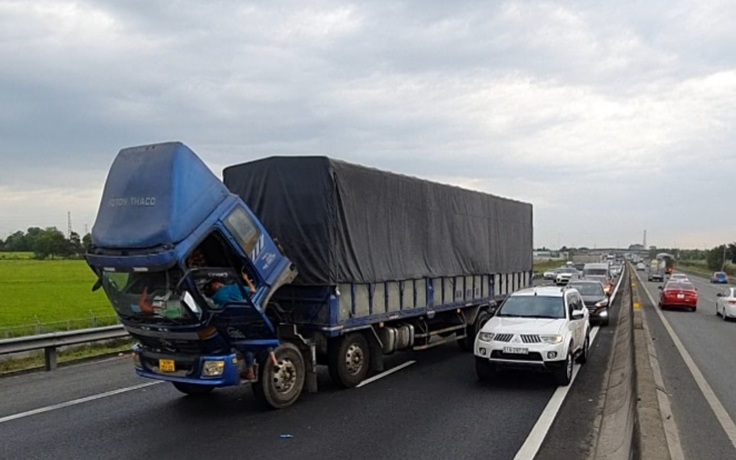 Cao tốc TP.HCM - Trung Lương ùn tắc gần 10 km vì xe tải chết máy giữa đường