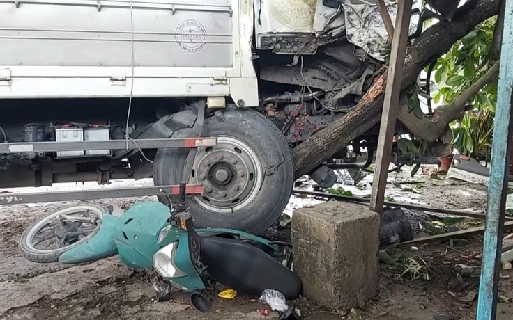 Tai nạn Tiền Giang: Xe tải lao vào quán cà phê, nhiều người may mắn thoát nạn