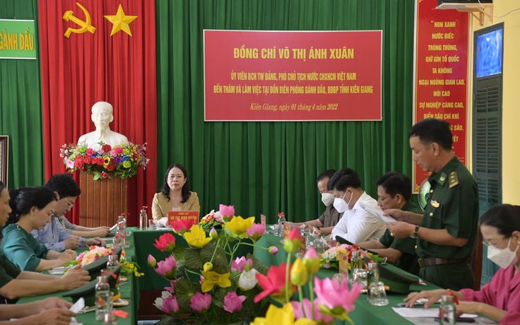 Phó chủ tịch nước Võ Thị Ánh Xuân thăm chiến sĩ Đồn biên phòng Gành Dầu