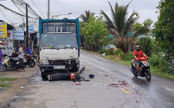 Tiền Giang: Người đi xe máy tử vong khi lấn trái đường tông vào xe chở rác